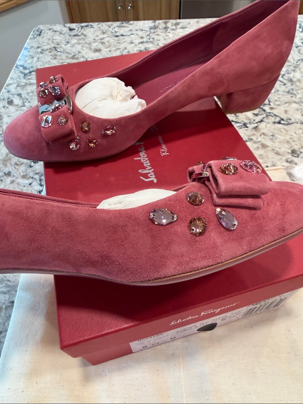 NEW!! Salvatore Ferragamo Rose Suede Varina Bow Flats with Crystal Detail - Picture 7 of 7